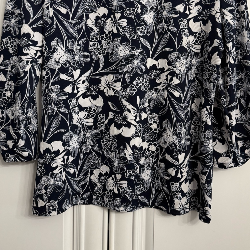 Mandee Size XL Navy w/White Floral Textured Print Blouse Notched V-Neck Keyhole - Picture 11 of 12